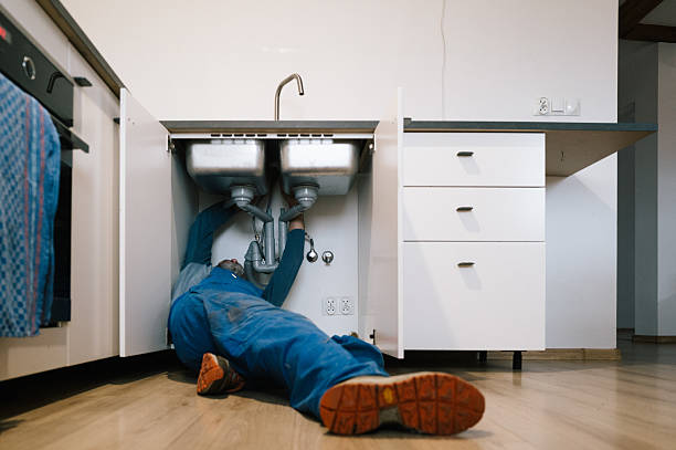 Professional Emergency Plumber technician working in Mc Lean, IL